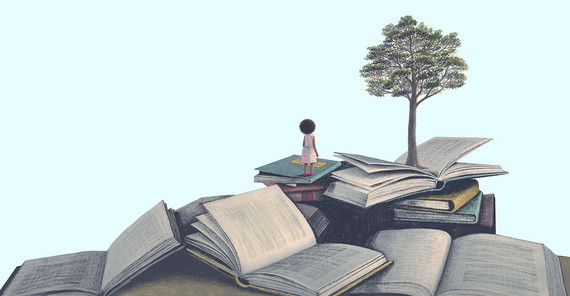 Ein Berg aus Büchern. Auf dem Gipfel steht ein Baum.