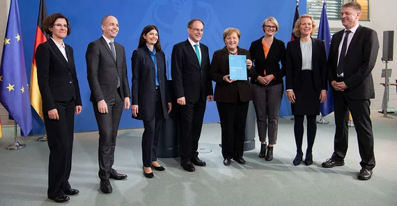 Die Expertenkommission Forschung und Innovation (EFI) übergibt ihr Jahresgutachten an Bundeskanzlerin Angela Merkel. | Foto: David Ausserhofer.