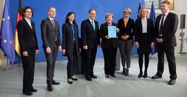 Die Expertenkommission Forschung und Innovation (EFI) übergibt ihr Jahresgutachten an Bundeskanzlerin Angela Merkel. | Foto: David Ausserhofer.