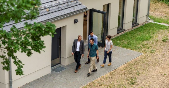 Prof. Dr. Norbert Gronau und sein Team vor dem „Zentrum Industrie 4.0 Potsdam“ | Foto: Tobias Hopfgarten