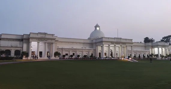 Das Hauptgebäude in abendlicher Stimmung.