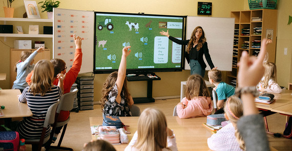 Lucia Steinmeyer unterrichtet eine vierte Klasse in Englisch. Lucia Steinmeyer unterrichtet eine vierte Klasse in Englisch.