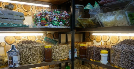 Das Bild zeigt einen Stand auf dem Basar in Erbil mit Nüssen und Süßigkeiten. Das Foto ist von Valentina Meyer-Oldenburg