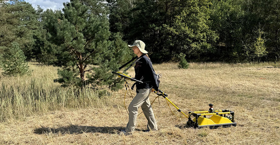 Paulina Nitschke guides the georadar sled across the ground.