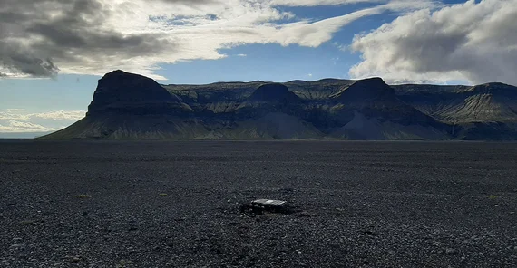 Fertige Installation, im Hintergrund ein Gebirge westlich von Skeidararsandur
