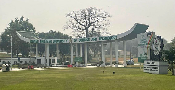 Das Eingangsportal zum Campus der K.N.U.S.T