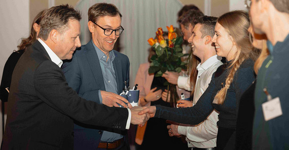 Präsident Prof. Oliver Günther und der Kanzler Hendrik Woithe beglückwünschen die Athlet*innen Der Präsident Prof. Oliver Günther, Ph.D. und der Kanzler Hendrik Woithe beglückwünschen die Athletinnen und Athleten zu ihren herausragenden Leistungen.