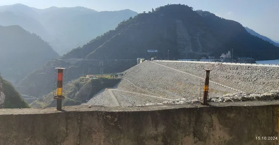 Der Steinschüttdamm von Tehri ist mit 261 Metern Höhe derzeit je nach Zählweise die fünft- bis zehnthöchste Talsperre der Erde.
