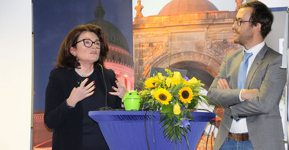 Prof. Mutti bei der Vergabe der FöWiTec-Förderungen. | Foto: Dr. Franziska Pruin Prof. Mutti bei der Vergabe der FöWiTec-Förderungen. | Foto: Dr. Franziska Pruin