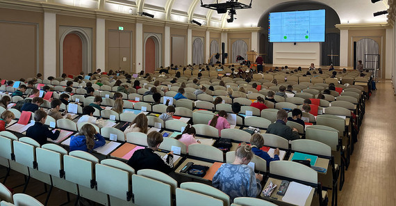 Klassenstufen 5 und 6 im Audimax am Campus Neues Palais