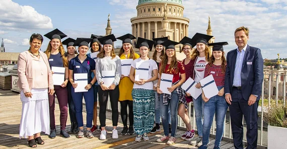 Franka Bierwagen, die Teilnehmerinnen der tasteMINT-Woche und Oliver Günther (v.l.n.r.) auf der Dachterrasse des Bildungsforums. Foto: Ernst Kaczynski.