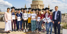 Franka Bierwagen, die Teilnehmerinnen der tasteMINT-Woche und Oliver Günther (v.l.n.r.) auf der Dachterrasse des Bildungsforums. Foto: Ernst Kaczynski.
