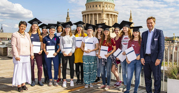 Franka Bierwagen, die Teilnehmerinnen der tasteMINT-Woche und Oliver Günther (v.l.n.r.) auf der Dachterrasse des Bildungsforums. Foto: Ernst Kaczynski.