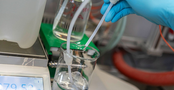 Die Schläuche zum Einleiten der Schwefelsäure und der Wasserglaslösung in den Reaktor werden vorgespült, damit kein Restwasser die Messung verfälscht, und anschließend in den Reaktor eingehängt.