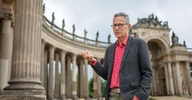 Auditor Bernd Malzanini in a portrait in front of the colonnade at the New Palace.
