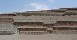 Konjugierte Abschiebungen in nahezu idealer Ausrichtung zur Dehnung bilden einen kleinen Graben in miozänen Sediment-Schichten, die Erosionsprodukte aus dem Elburs-Gebirge sind. | Foto: Jean-Pierre Burg