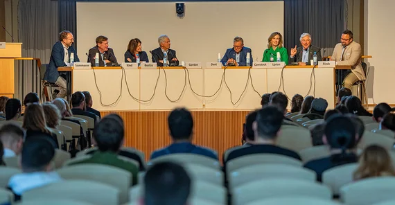 Die ehemaligen US-Kongressmitglieder mit zwei Lehrenden der Universität Potsdam bei der Podiumsdiskussion.