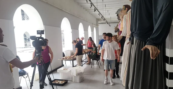 Auf einem Gang werden Personen mit einer Fernsehkamera gefilmt.