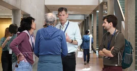 Personen im Gespräch. Unter Ihnen Prof. Seyfried