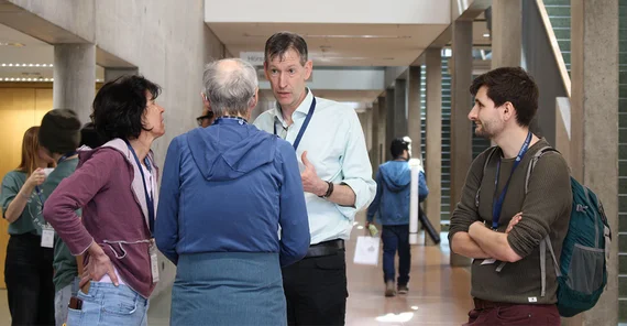 Personen im Gespräch. Unter Ihnen Prof. Seyfried