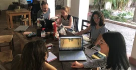 Das Bild zeigt die Studierenden bei der Auswertung der Fernerkundungsdaten im Hotel. Das Foto ist von Manfred Strecker.