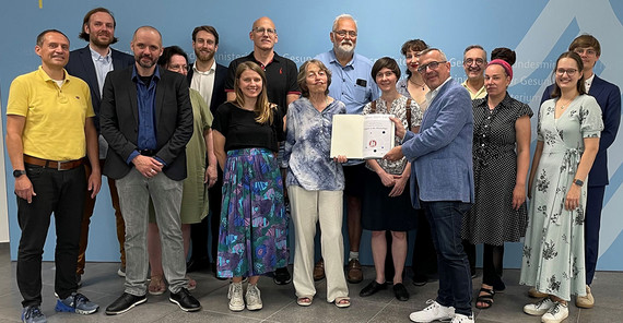 Mitglieder des Potsdamer Bürgerrats übergeben ihr Positionspapier an Dr. Frank Niggemeier, Leiter des Referates „Ethik im Gesundheitswesen, Sachverständigenrat Gesundheit und Pflege“ im Bundesministerium für Gesundheit.