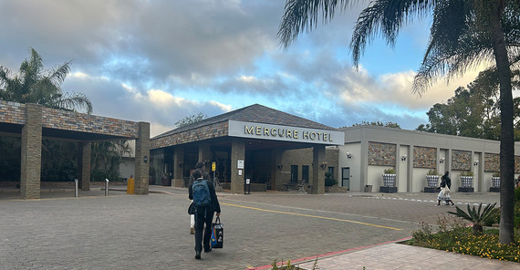 eine Person geht auf ein Hotel in Namibia zu