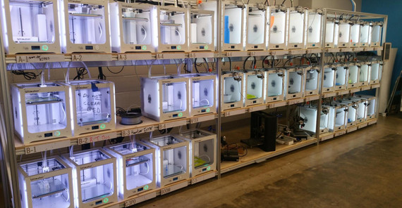 Eine Farm mit 40 3-D-Druckern für Studierendenprojekte. Foto: U. Lucke. Eine Farm mit 40 3-D-Druckern für Studierendenprojekte. Foto: U. Lucke.