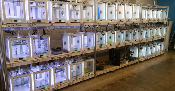 Eine Farm mit 40 3-D-Druckern für Studierendenprojekte. Foto: U. Lucke.