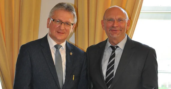 Apl. Prof. Dr. Frank Tosch (re.) erhält vom Direktor des Instituts für Pädagogik Prof. Dr. Edward Nycz den Ehrenbrief des Rektors der Universität Opole. Foto: Pawel Ciesla, Universität Opole.