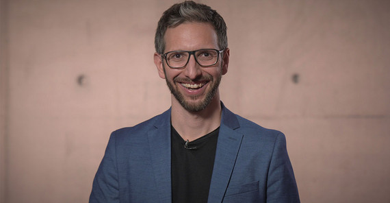 Dr. Lars Groeger vertritt die Professur für Innovationsmanagement und Entrepreneurship und hat sein Fachwissen bei der Entwicklung eines Bachelorkurses angewandt. | Foto: Lars Groeger