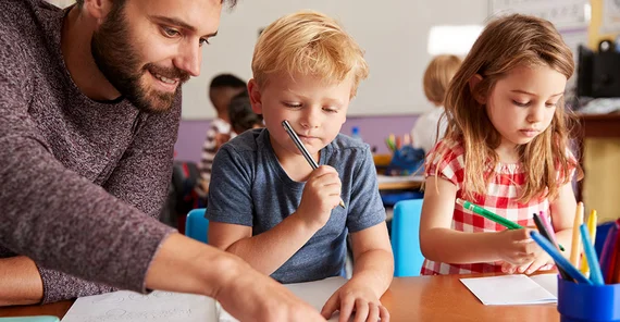 Studierende können ab sofort als Lehr-Lernassistenzen an brandenburgischen Schulen unterstützen. | Foto: AdobeStock/Monkey Business