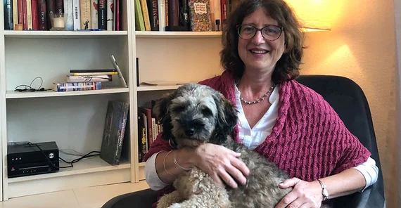 Auf dem Foto ist Gabriele Gehauf mit ihrem Hund Willow zu sehen. Das Foto ist von Sandy Bossier-Steuerwald.