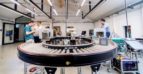 Dr.-Ing. Sander Lass, Technischer Leiter des Zentrums Industrie 4.0 Potsdam (links) und sein Team bei der Arbeit. | Foto: Tobias Hopfgarten Auf dem Foto sind Dr.-Ing. Sander Lass, Technischer Leiter des Zentrums Industrie 4.0 Potsdam (links) und sein Team bei der Arbeit zu sehen. Das Foto ist von Tobias Hopfgarten.