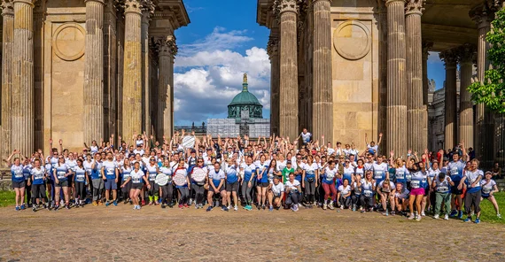 Alle Teilnehmenden der UP am Firmenlauf zu Gruppenfoto versammelt.
