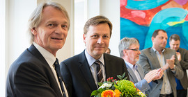 Prof. Oliver Günther, Ph.D. nach der Wahl (Mitte) mit dem Senatsvorsitzenden Prof. Dr. Uwe Hellmann (links) (Foto: Karla Fritze