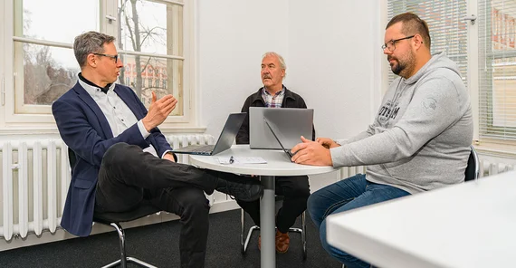 ZIM-Leiter Alexander Schulz im Gespräch mit zwei Team-Leitern.