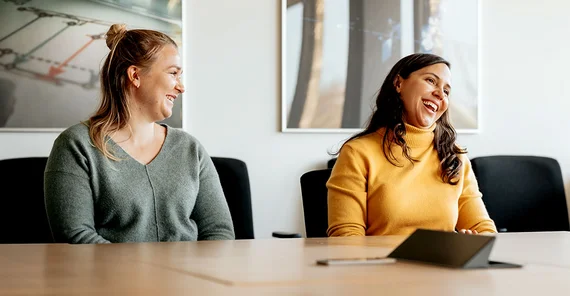 Amalie Skålevåg (left) and Lisa Luna (right) sitting at the desk.