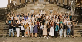 Gruppenfoto vor Haus 9 der Universität Potsdam