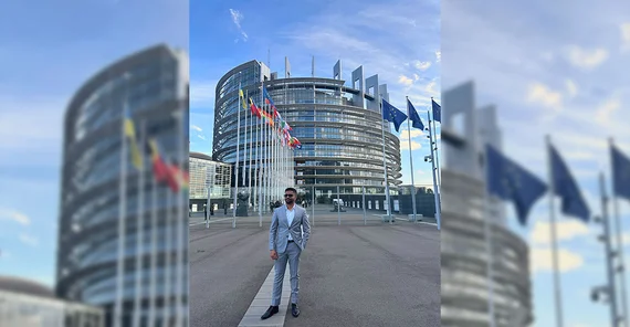 Albin Babu, Student der Universität Potsdam, vor dem Europäischen Parlament in Straßburg.