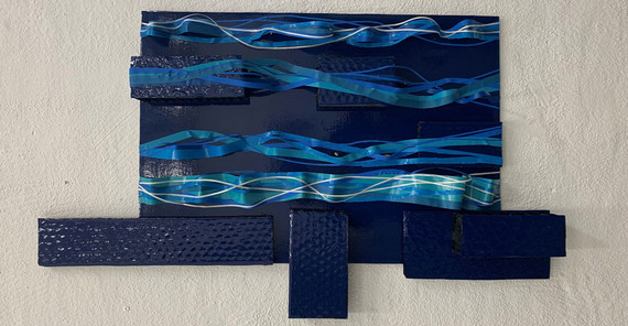 Tamina Treutler: „Lebenswellen“ 2021 Lebenswellen als Tape Art-Skulptur. Das Foto ist von Antje Horn-Conrad