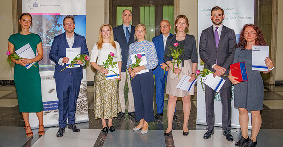 Gruppe von Menschen mit Urkunden