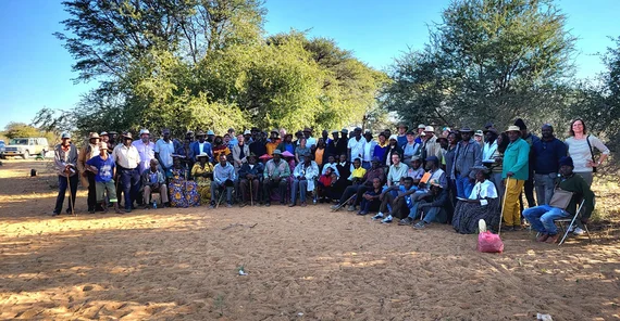 Rund 80 Menschen posieren für ein Gruppenfoto