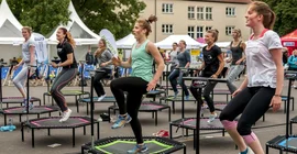 Junge Menschen beim Trampolinspringen.