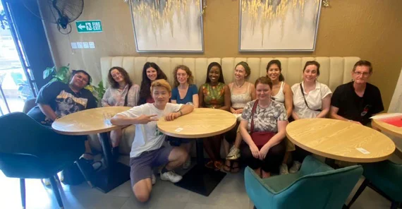 Gruppenfoto auf einer Couch in einem Raum