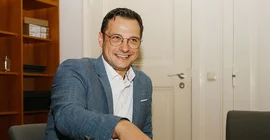 Mensch im Anzug im Gespräch.