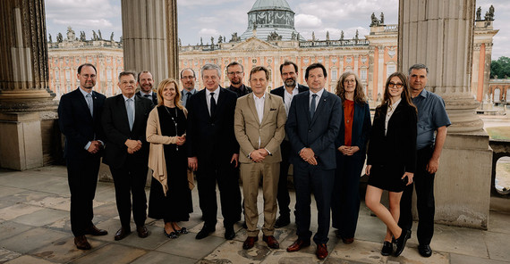 Delegationen der tschechischen Masaryk University (MU) sowie der Vasyl Stefanyk Precarpathian National University (PNU) aus dem ukrainischen Ivano Frankivsk bei ihrem Besuch an der Universität Potsdam mit dem Präsidenten der UP, Prof. Oliver Günther, Ph.D. (5.v.r.), und dem Vizepräsidenten für Internationales und Fundraising Beauftragter für die EDUC, Prof. Dr. Florian J. Schweigert (l.).