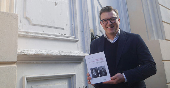 Stephan Bauer mit seinem Buch „Efraim Frisch und Albrecht Mendelssohn Bartholdy“ Stephan Bauer mit seinem Buch „Efraim Frisch und Albrecht Mendelssohn Bartholdy. Stationen und Kontexte einer intellektuellen Doppelbiografie (1900–1939)“.