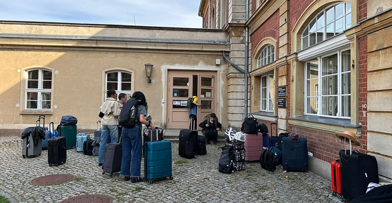 Das Team des International Office empfängt die neu ankommenden Studierenden aus aller Welt.