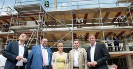 Beim Richtfest: der Technische Geschäftsführer des BLB Norbert John, Rabbiner Prof. Dr. Walter Homolka, Wissenschaftsministerin Dr. Martina Münch, Unipräsident Prof. Oliver Günther Ph.D. und Finanzminister Christian Görke (v.l.n.r.) Foto: Karla Fritze